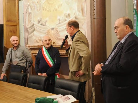 Brian Subinhagi, Bürgermeister Cypriano Soldati, Dr. Christian Schoen und Prof. Dr. Andrea Spiriti beim Empfang im Palazzo Scotti in Laino Brian Subinhagi, Bürgermeister Cypriano Soldati, Dr. Christian Schoen und Prof. Dr. Andrea Spiriti